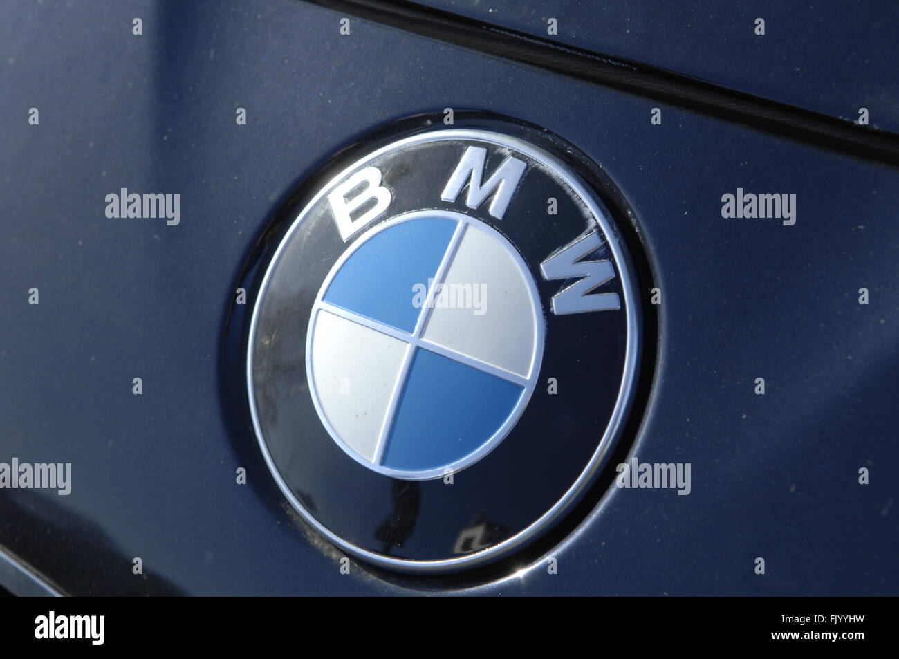 Logo BMW sur le capot de voiture Banque D'Images