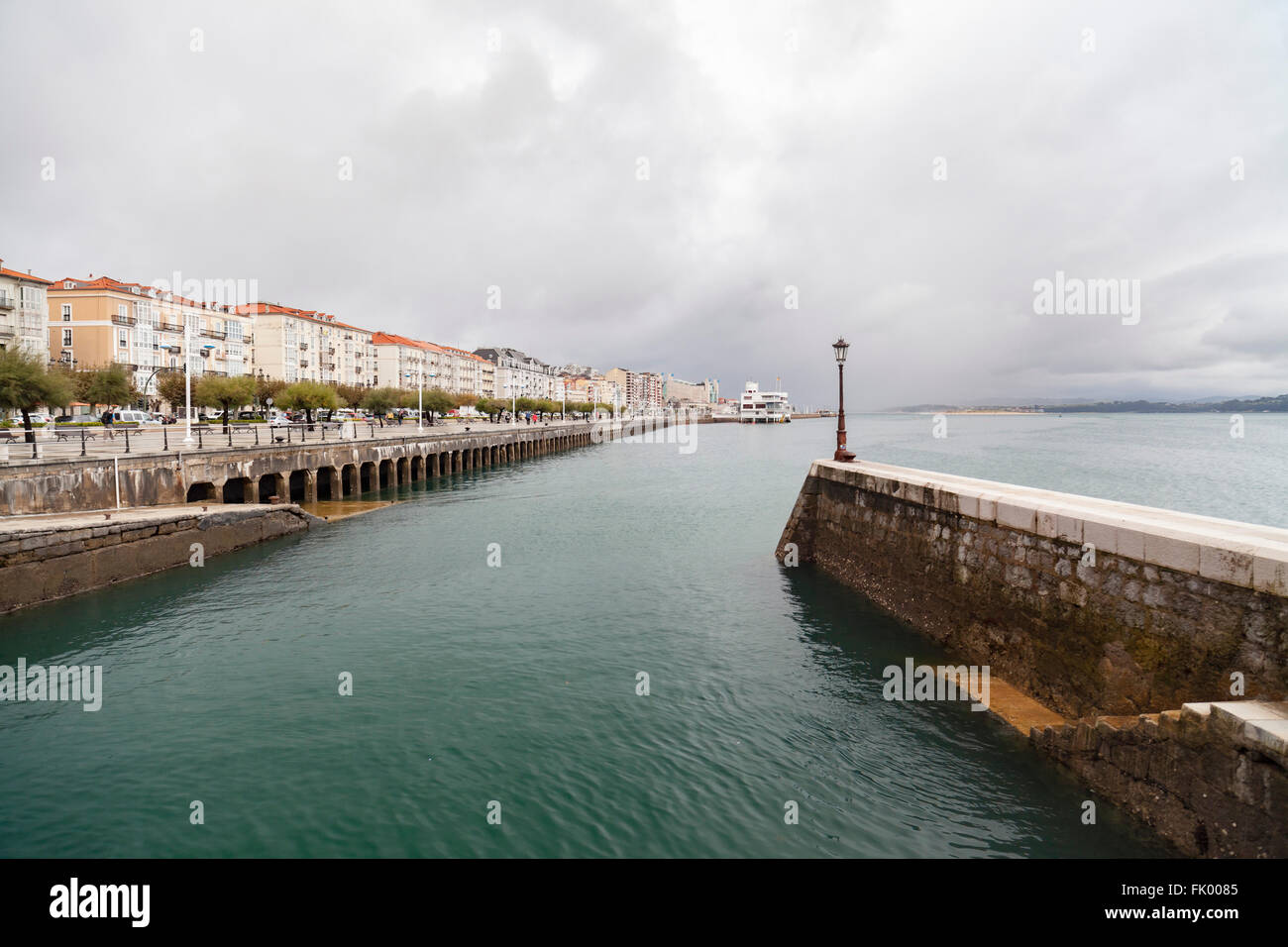 Vue sur la baie, maritime avant le Paseo de Pereda, Santander, Cantabria, Espagne. Banque D'Images