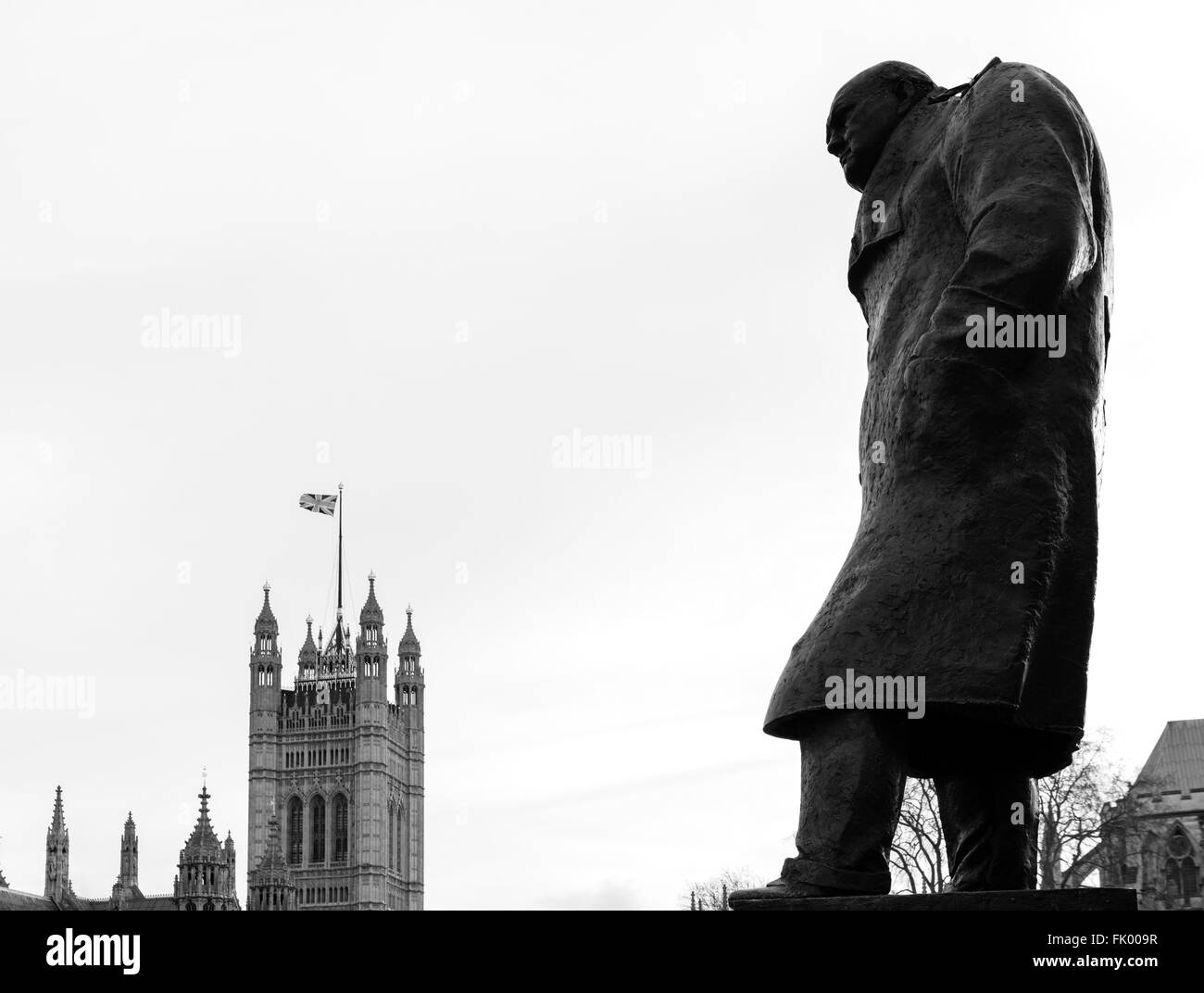 Statue de Sir Winston Churchill avec le Palais de Westminster derrière, la place du Parlement, Westminster, London, England, UK Banque D'Images