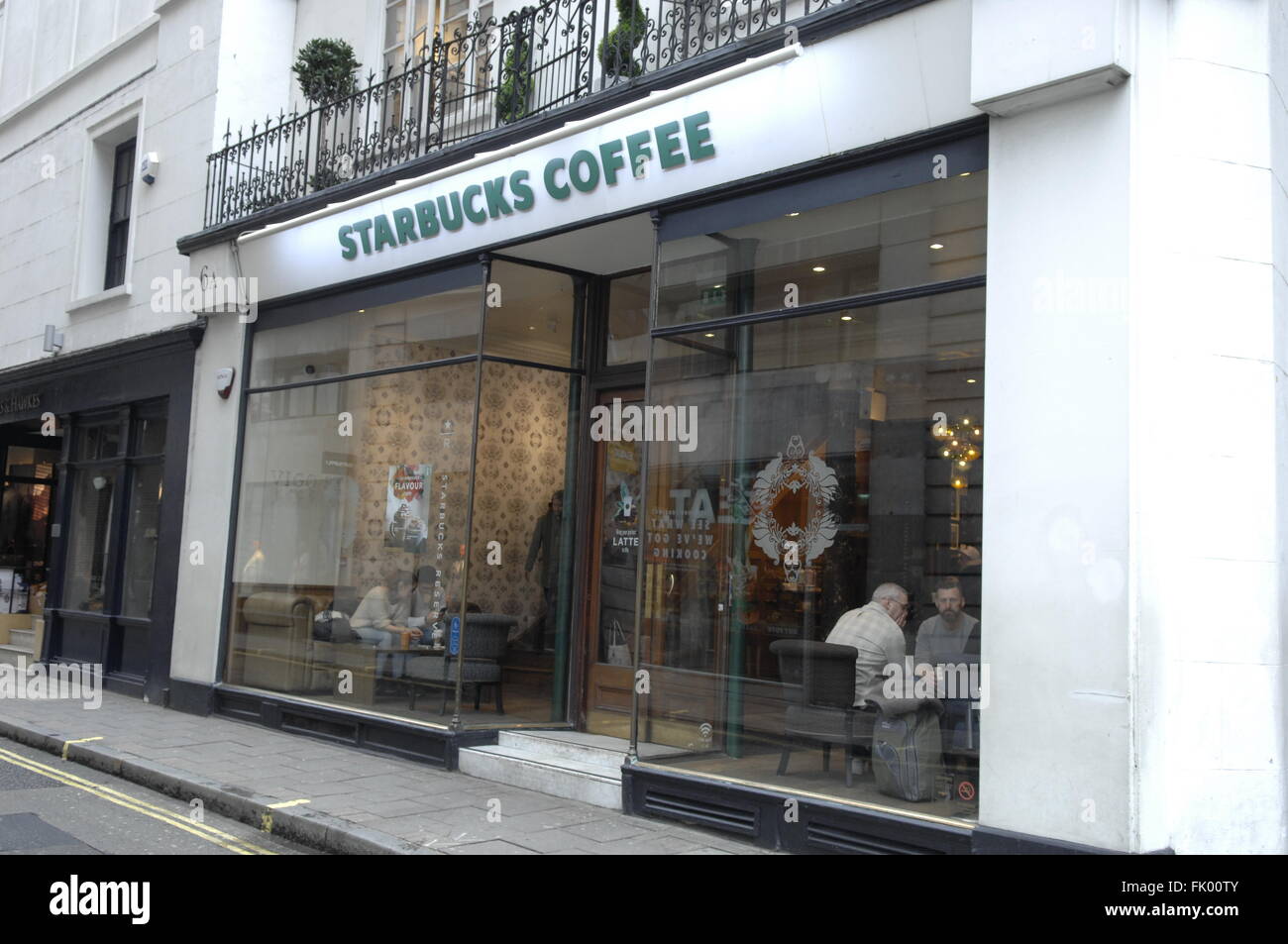Café Starbucks à Londres, W1 Banque D'Images