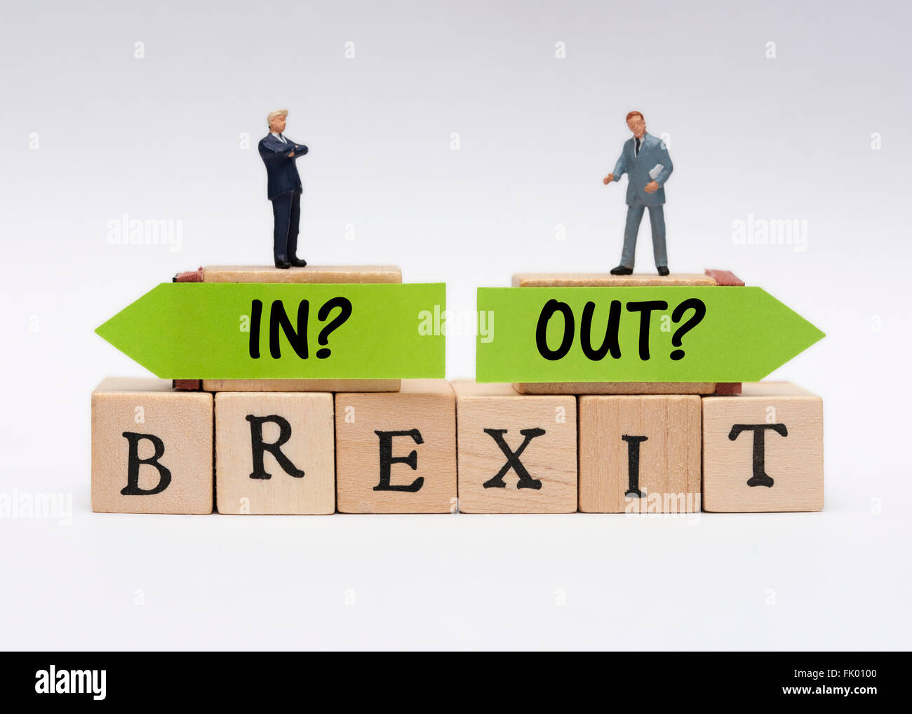 Le port d'affaires miniature suits debout sur Brexit dans ou hors concept. Banque D'Images