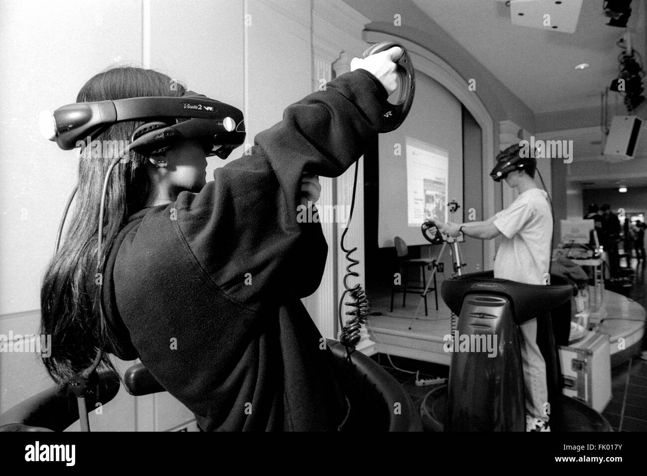 4-Mar-1997, Champaign, Illinois (USA) : impressionné par les possibilités de la réalité virtuelle, les étudiants équipés de casques et de 3D-lunettes de réalité virtuelle explorer le cyberespace. De concert avec d'autres, ils ont eu l'occasion de recueillir des informations sur l'état de réalité virtuelle de l'art à l'Université de l'Illinois' journée portes ouvertes le 4 et 5 mars 1997. Banque D'Images