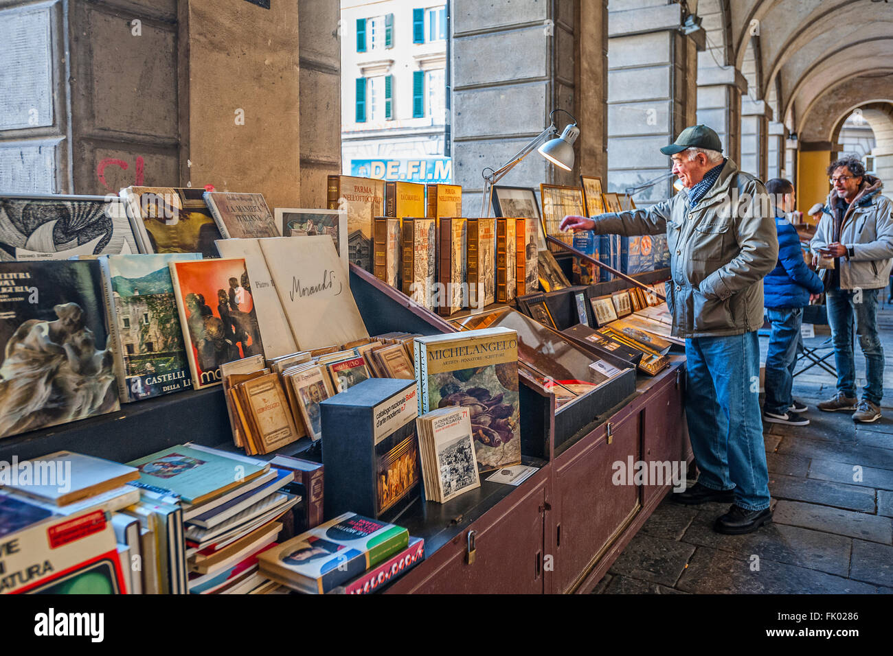 L'Italie, Ligurie, Gênes, la Piazza Colombo , livres shoals, Banchi di Libri, carré,Toni Spagone, Genova, Libri, livre, support, Banque D'Images