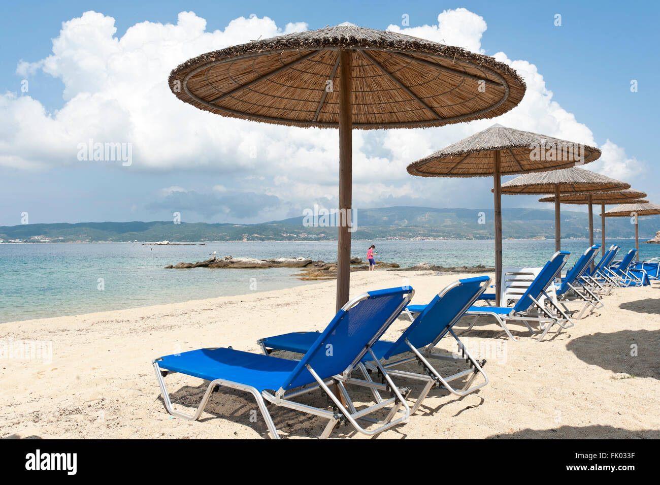 Parasols et transats sur vide de sable, ou l'île Ammouliani Amoliani, Stagira-Akanthos, Chalcidice, Grèce Banque D'Images