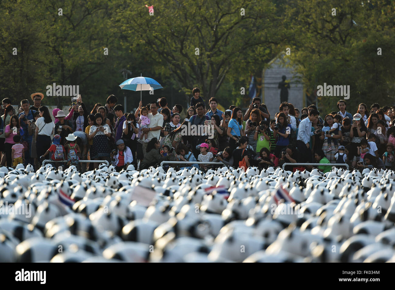 (160304) -- BANGKOK, 4 mars 2016 (Xinhua) -- un essaim de spectateurs watch pandas papier mâché lors d'une exposition de l'oeuvre papier mâché '1600' des pandas à la place Sanam Luang, à Bangkok, Thaïlande, le 4 mars 2016. "1600 Pandas", une oeuvre papier mâché créé en 2008 par l'artiste français Paulo Grangeon pour le Fonds mondial pour la nature (WWF), a commencé sa tournée de l'exposition de la Thaïlande le vendredi dans un premier flash-mob spectacle à Bangkok du Sanam Luang carré qui a duré trois heures. Les 1 600 pandas en papier sera montrée à neuf plus d'arrêts à Bangkok et Ayutthaya avant l'exposition visite se termine sur l'Ap Banque D'Images