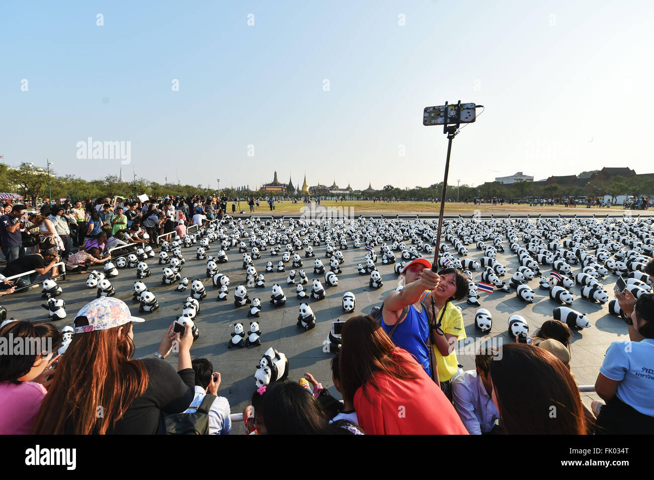 (160304) -- BANGKOK, 4 mars 2016 (Xinhua) -- un essaim de spectateurs watch pandas papier mâché lors d'une exposition de l'oeuvre papier mâché '1600' des pandas à la place Sanam Luang, à Bangkok, Thaïlande, le 4 mars 2016. "1600 Pandas", une oeuvre papier mâché créé en 2008 par l'artiste français Paulo Grangeon pour le Fonds mondial pour la nature (WWF), a commencé sa tournée de l'exposition de la Thaïlande le vendredi dans un premier flash-mob spectacle à Bangkok du Sanam Luang carré qui a duré trois heures. Les 1 600 pandas en papier sera montrée à neuf plus d'arrêts à Bangkok et Ayutthaya avant l'exposition visite se termine sur l'Ap Banque D'Images
