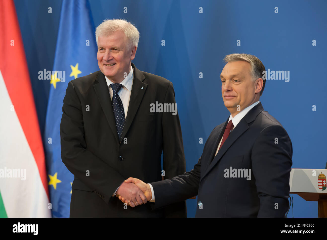 (160304) -- Budapest, 4 mars 2016 (Xinhua) -- Le Premier ministre hongrois, Viktor Orban (R) et l'allemand Horst Seehofer, ministre-président bavarois, assister à une conférence de presse conjointe après leur réunion à Budapest, Hongrie, le 4 mars 2016. (Xinhua/Volgyi Attila) Banque D'Images
