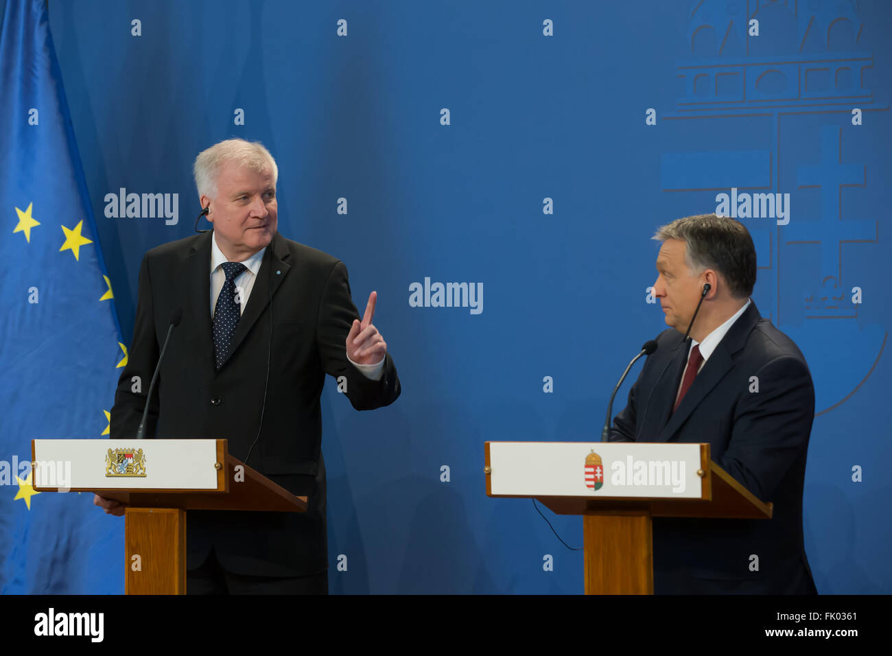 (160304) -- Budapest, 4 mars 2016 (Xinhua) -- Le Premier ministre hongrois, Viktor Orban (R) et l'allemand Horst Seehofer, ministre-président bavarois, assister à une conférence de presse conjointe après leur réunion à Budapest, Hongrie, le 4 mars 2016. (Xinhua/Volgyi Attila) Banque D'Images