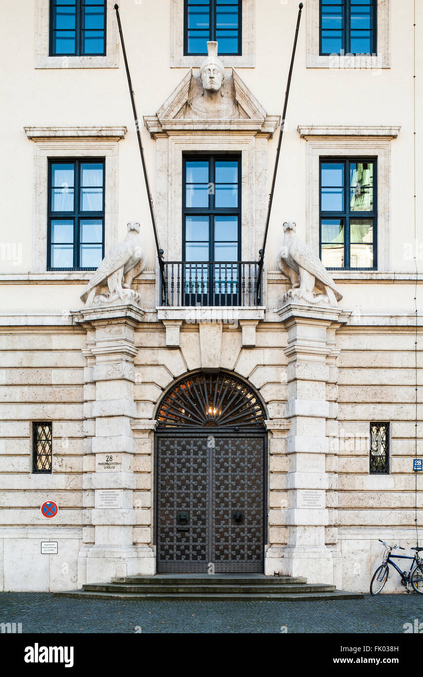 Ministère bavarois de l'économie, ouvert en 1938 comme Luftgaukommando Süd, entrée principale flanquée de symboles de la Luftwaffe Banque D'Images