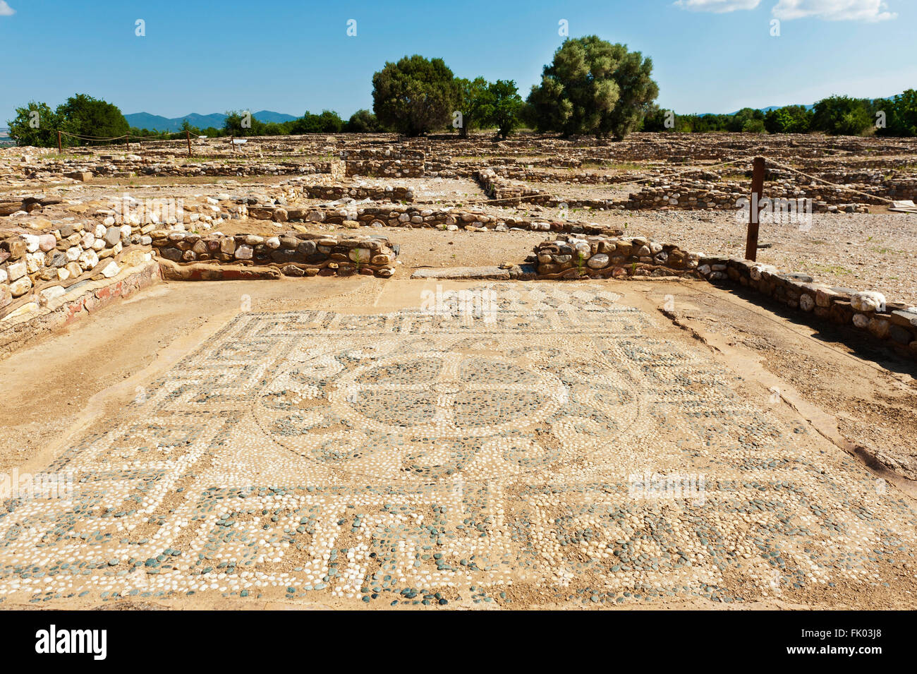 Mosaïque avec les murs de fondation, ancienne ville archéologique ou Olynthus, Olinthos Chalcidice, Grèce Banque D'Images