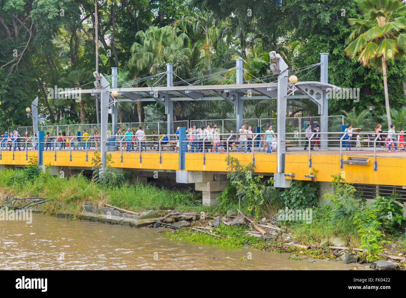 GUAYAQUIL, EQUATEUR - Octobre - 2015 - Les personnes qui traversent un pont dans le célèbre Malecon 2000 situé au bord du fleuve Guayas du ri Banque D'Images