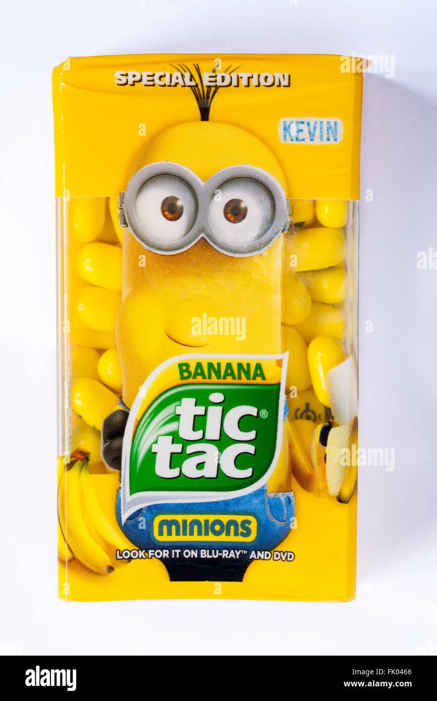 Minions banana tic tac special edition isolé sur fond blanc Banque D'Images