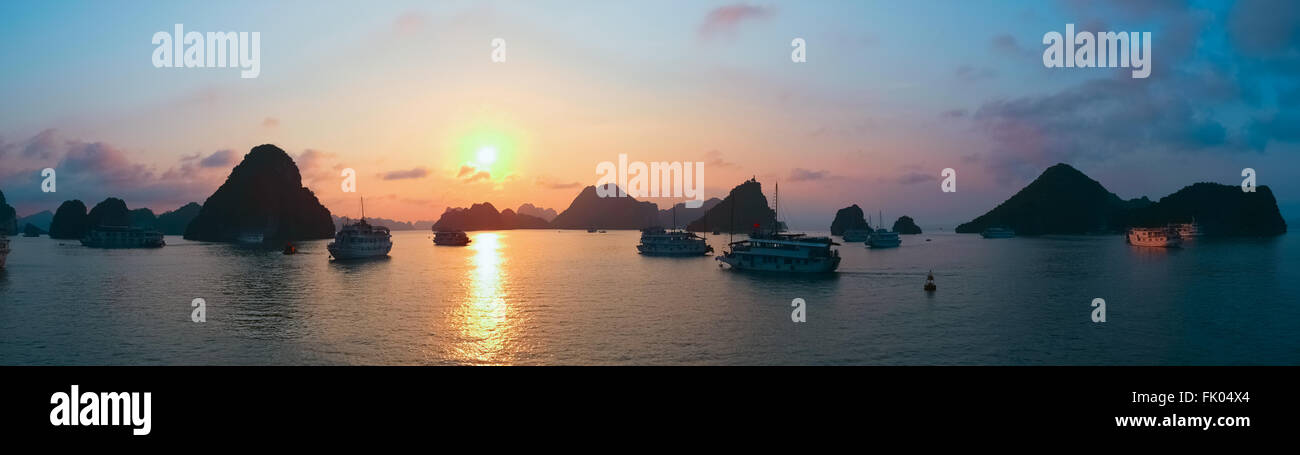 Vue panoramique sur le coucher du soleil dans la baie d'Halong, Vietnam, Asie du sud-est Banque D'Images