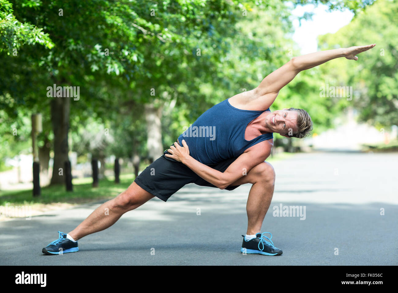 Sportsman stretching en park Banque D'Images