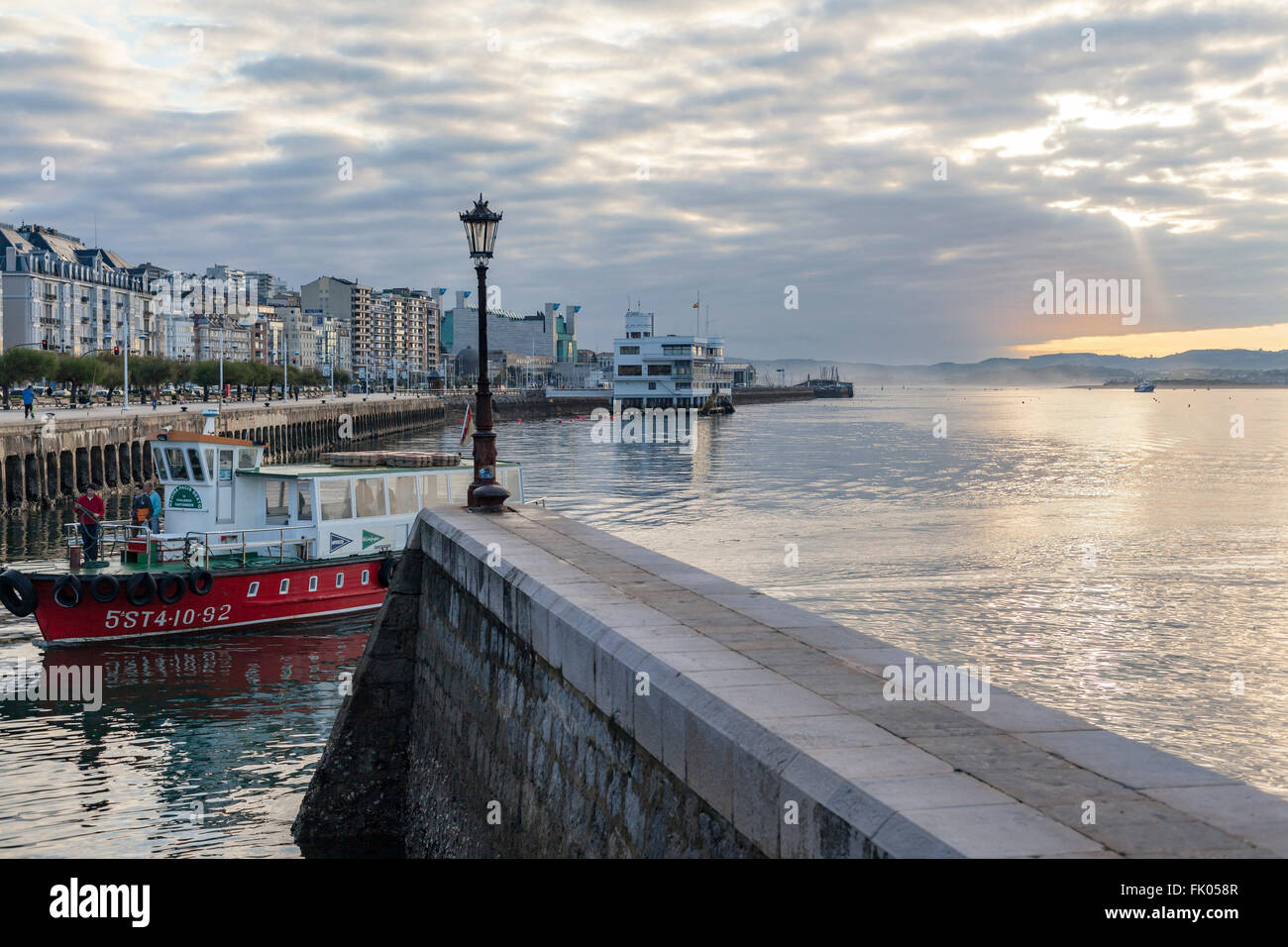 Ferry, le Paseo de Pereda, front maritime, baie de Santander, en Cantabrie, Espagne. Banque D'Images