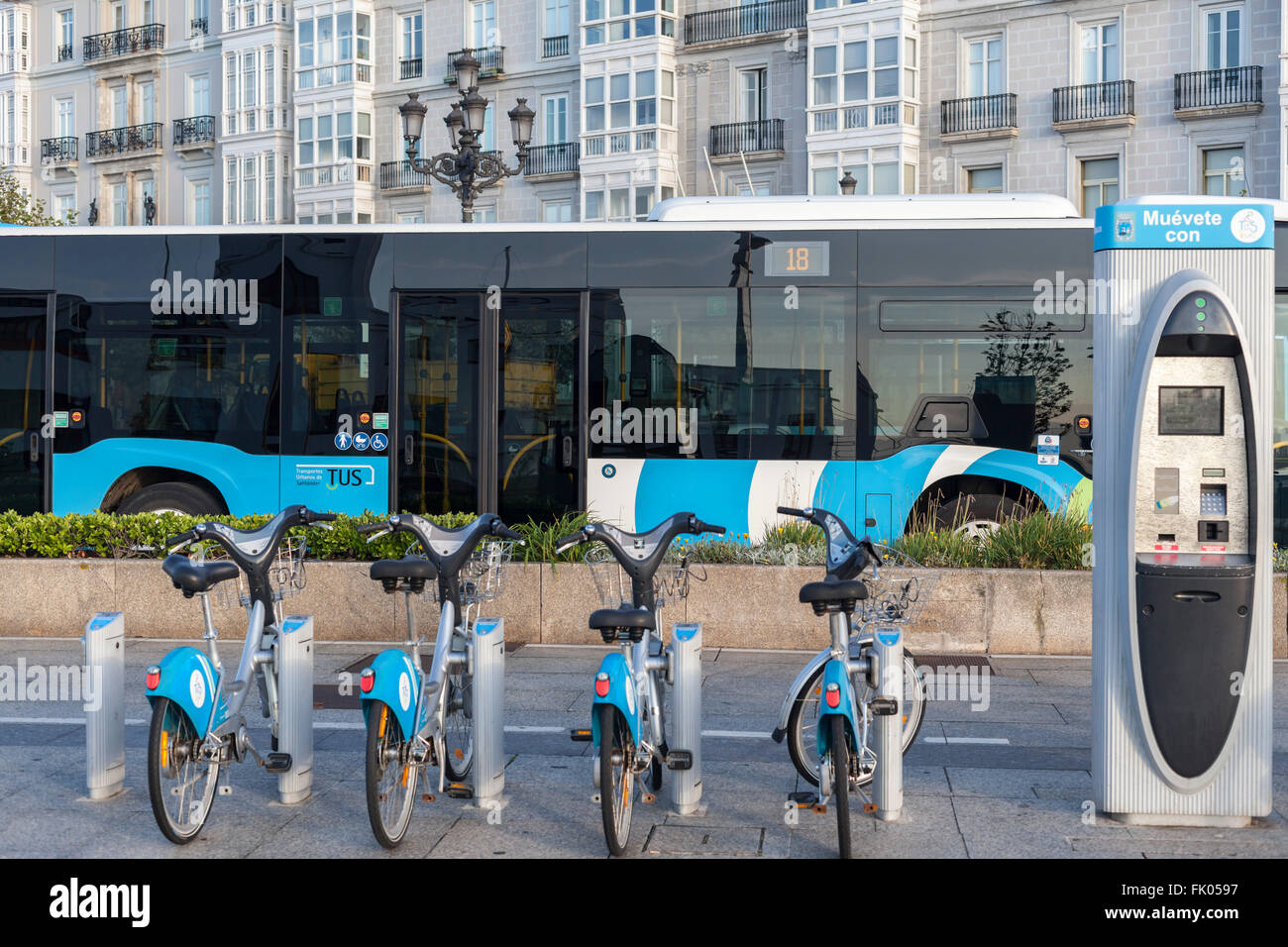 Des vélos et des bus publics à Santander, Espagne. Banque D'Images