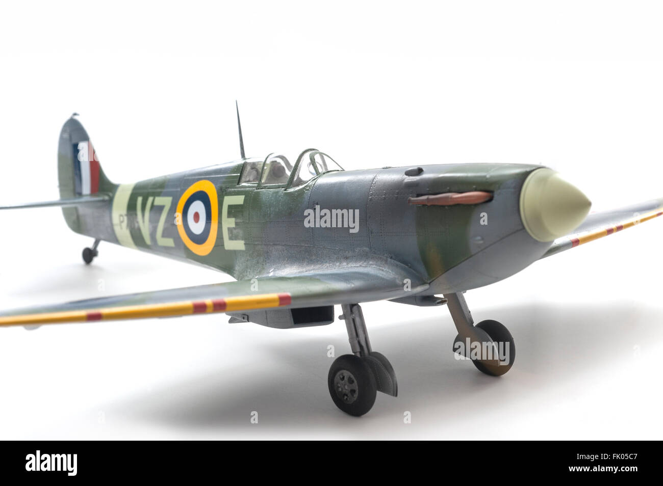 Supermarine Spitfire MkII, WW11, RAF marquages. 1:32 échelle fine modèle sur fond studio blanc. Banque D'Images