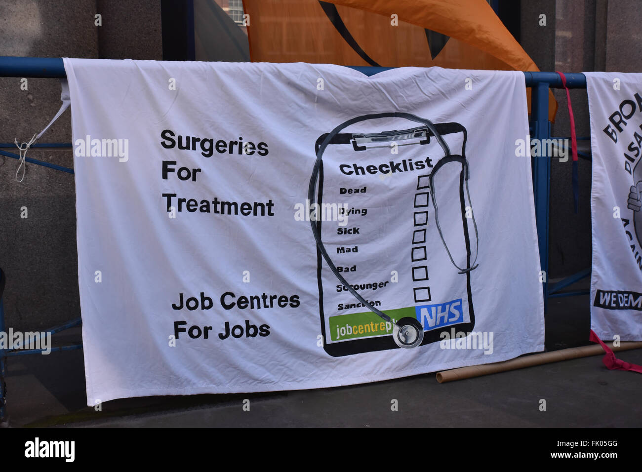 City Road, Old Street, London, UK. 4e mars 2016. Le CAPD phase groupe une protestation contre la JobcenterPlus en chirurgie d'un GP Banque D'Images