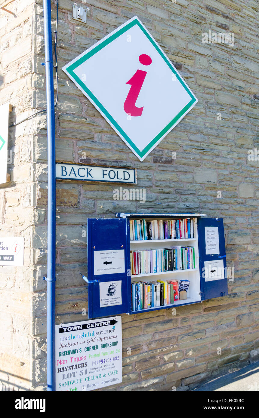 Grand panneau d'information touristique sur le mur au-dessus de bibliothèque à Hay-on-Wye Banque D'Images