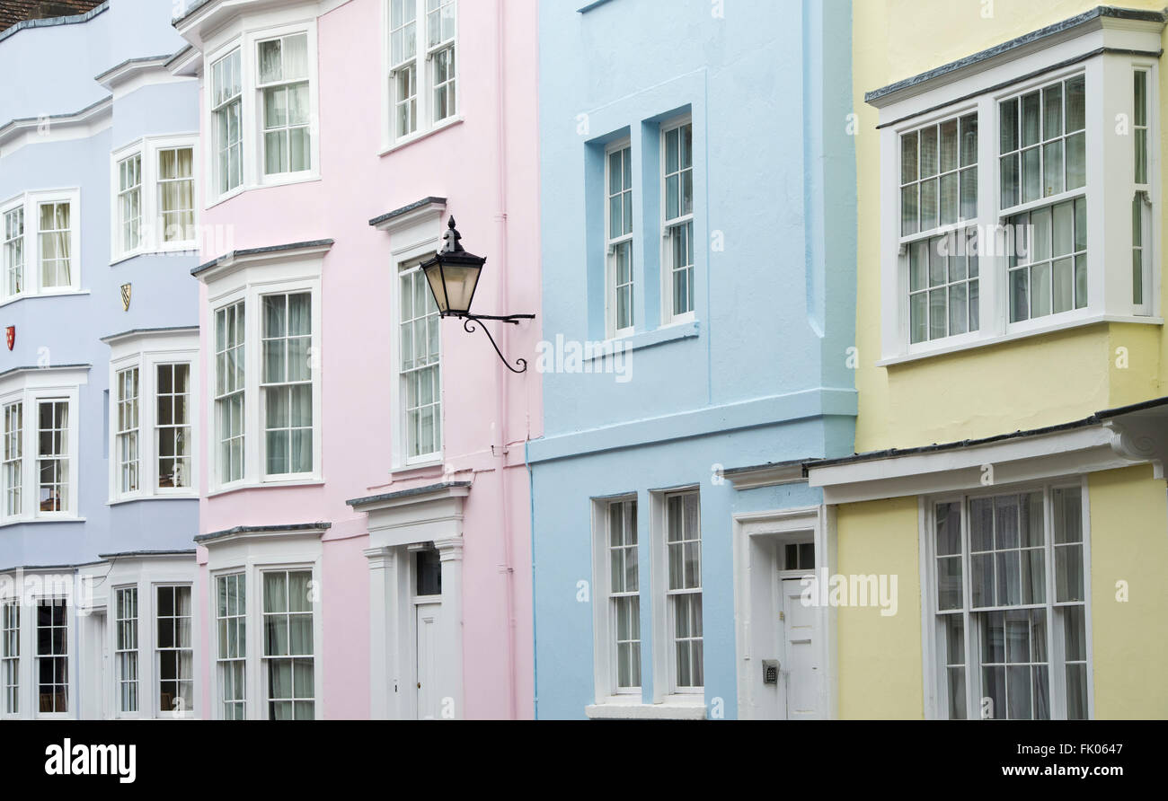 Terrasse colorée des maisons dans la rue de Holywell. Oxford, Angleterre Banque D'Images