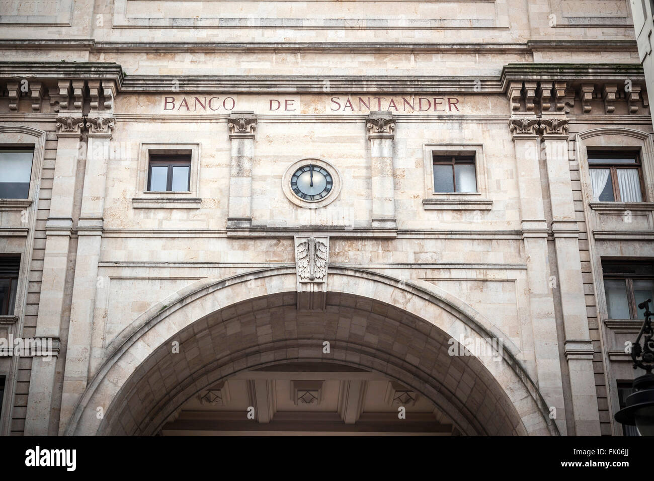 Banco de Santander, construit en 1875, premier siège de la Banque dans le Paseo de Pereda, Santander. Banque D'Images