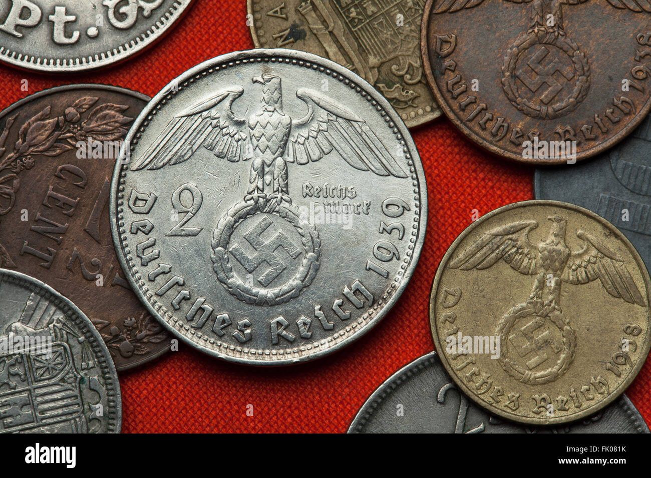domæne Kirkestol teleskop Coins de l'Allemagne nazie. Au sommet de l'aigle Nazi swastika représenté  dans la pièce deux Reichsmark allemand (1939 Photo Stock - Alamy