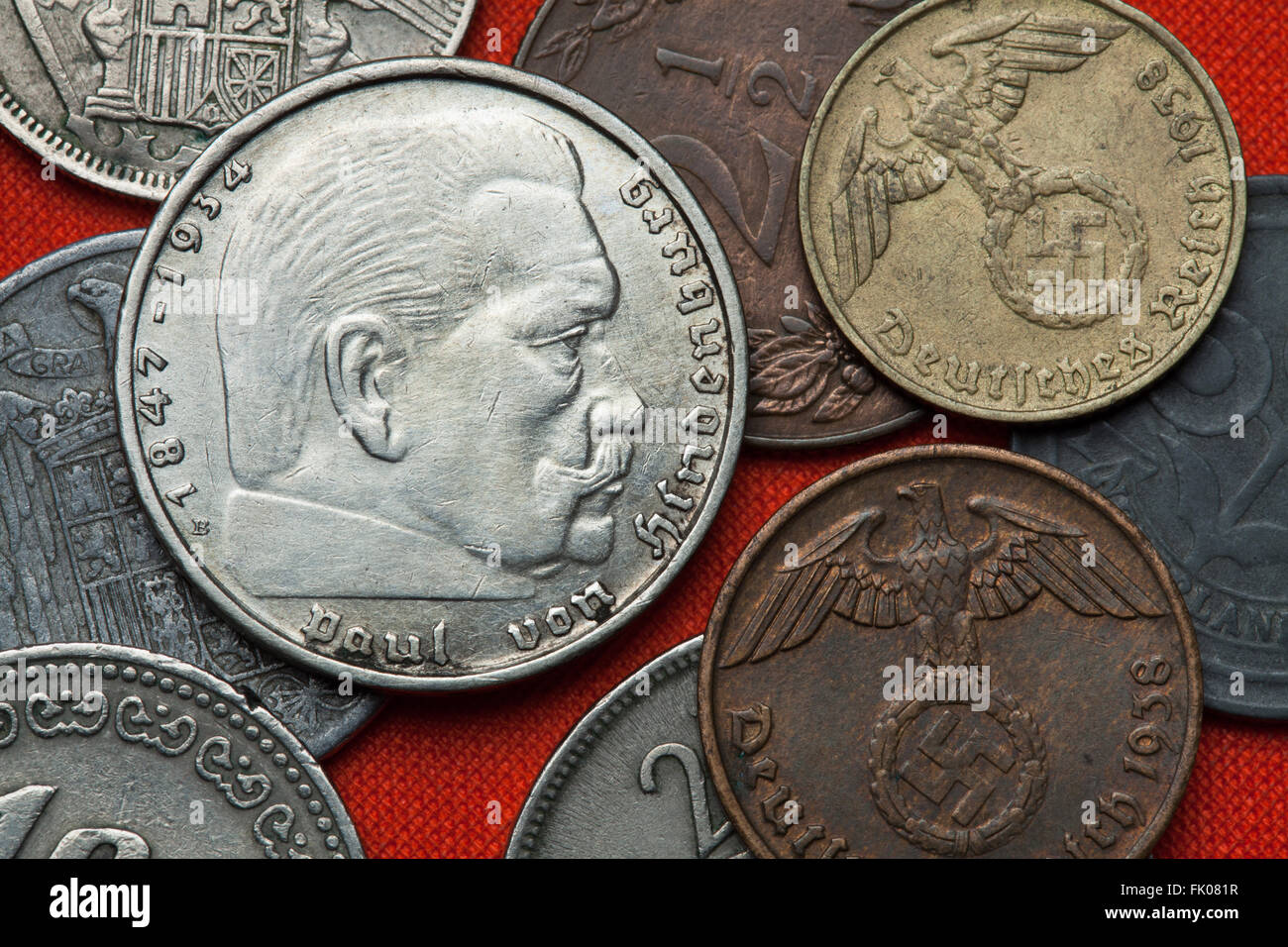 Coins de l'Allemagne nazie. Le Président allemand Paul von Hindenburg (1847 - 1934) illustre le Reichsmark allemand deux coins (1939). Banque D'Images