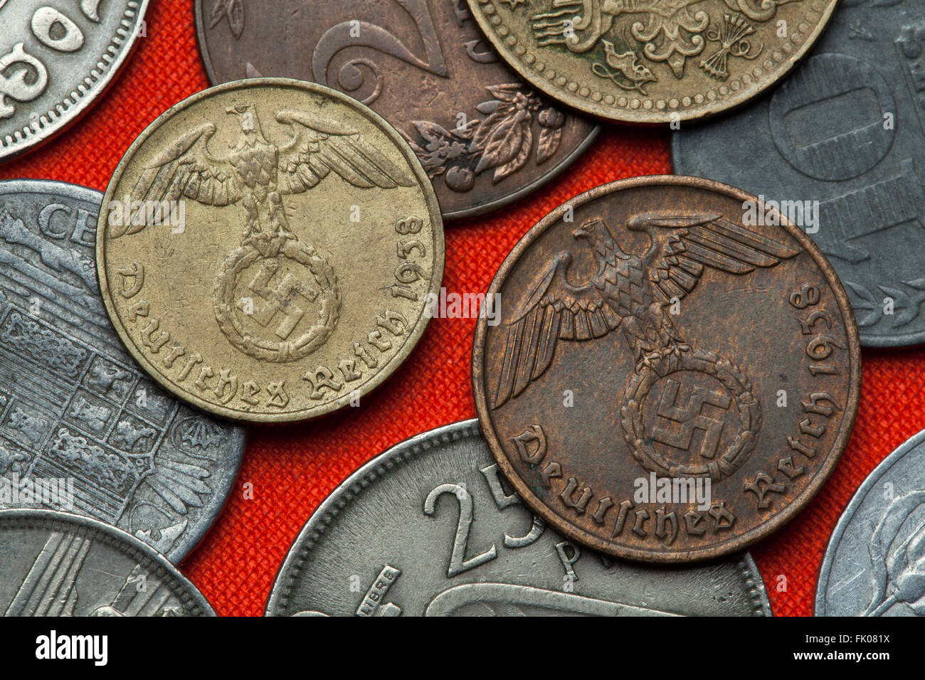 Coins de l'Allemagne nazie. Au sommet de l'aigle Nazi swastika décrite dans le Reichsmark allemand monnaie (1938). Banque D'Images