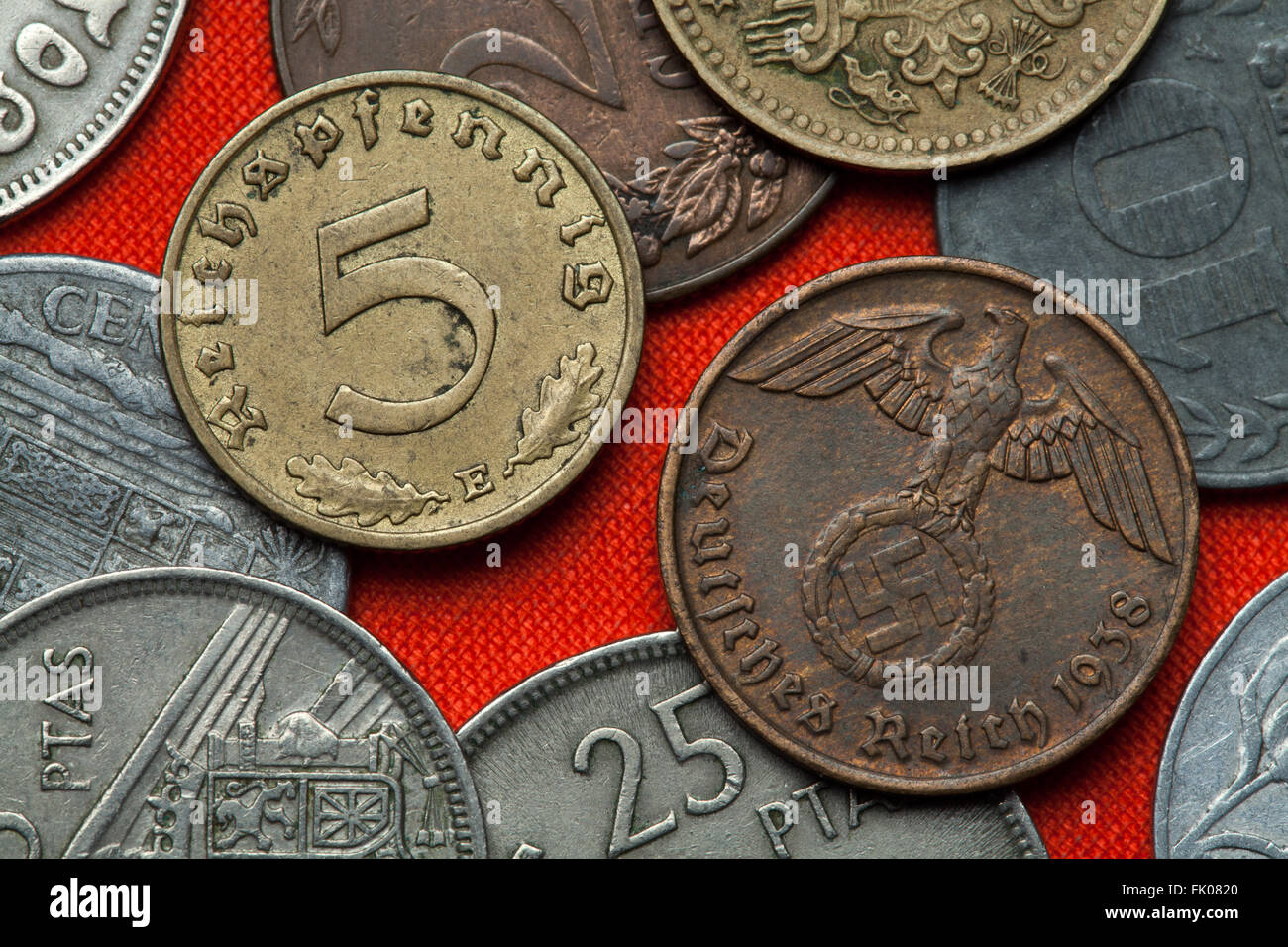 Coins de l'Allemagne nazie. Au sommet de l'aigle Nazi swastika décrite dans le Reichsmark allemand monnaie (1938). Banque D'Images