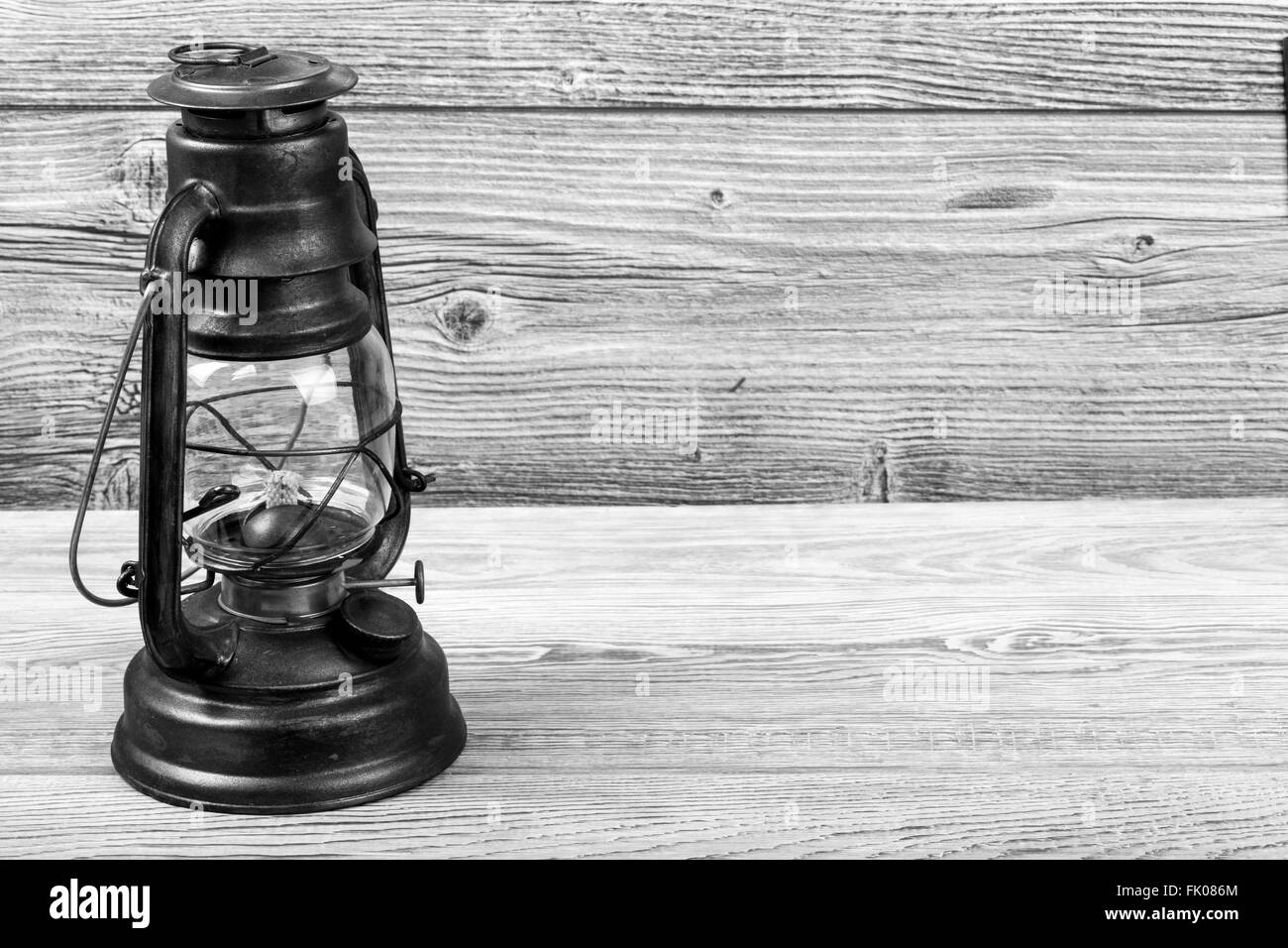Vieux bois noir naturel avec de vieux lampe de table Banque D'Images