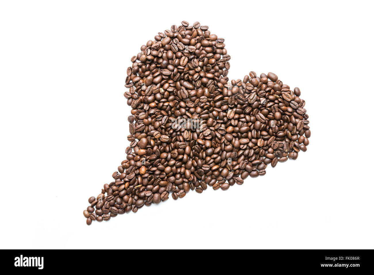 Les grains de café isolé sur fond blanc, forme de coeur Banque D'Images