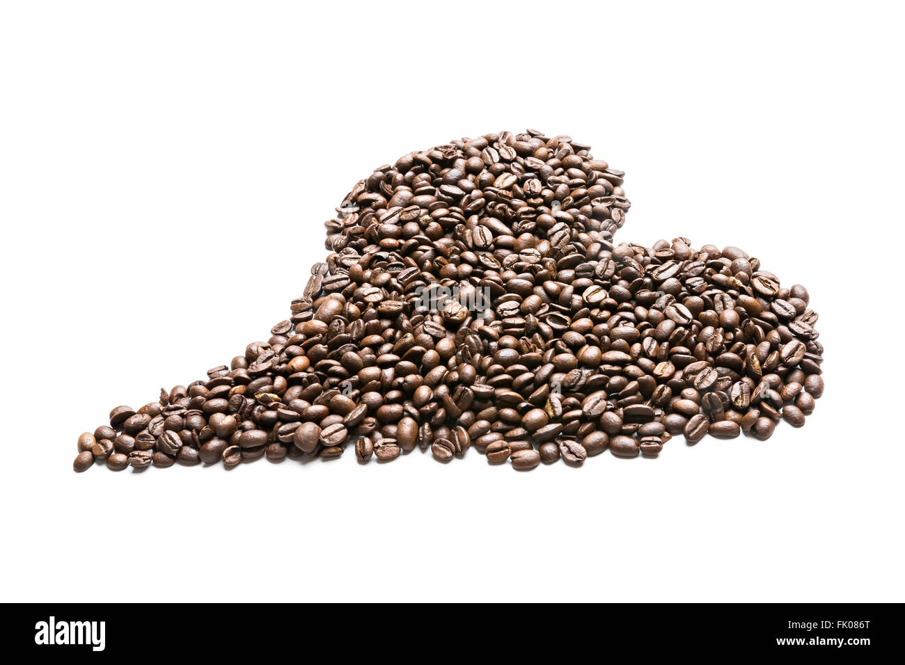 Les grains de café isolé sur fond blanc, forme de coeur Banque D'Images