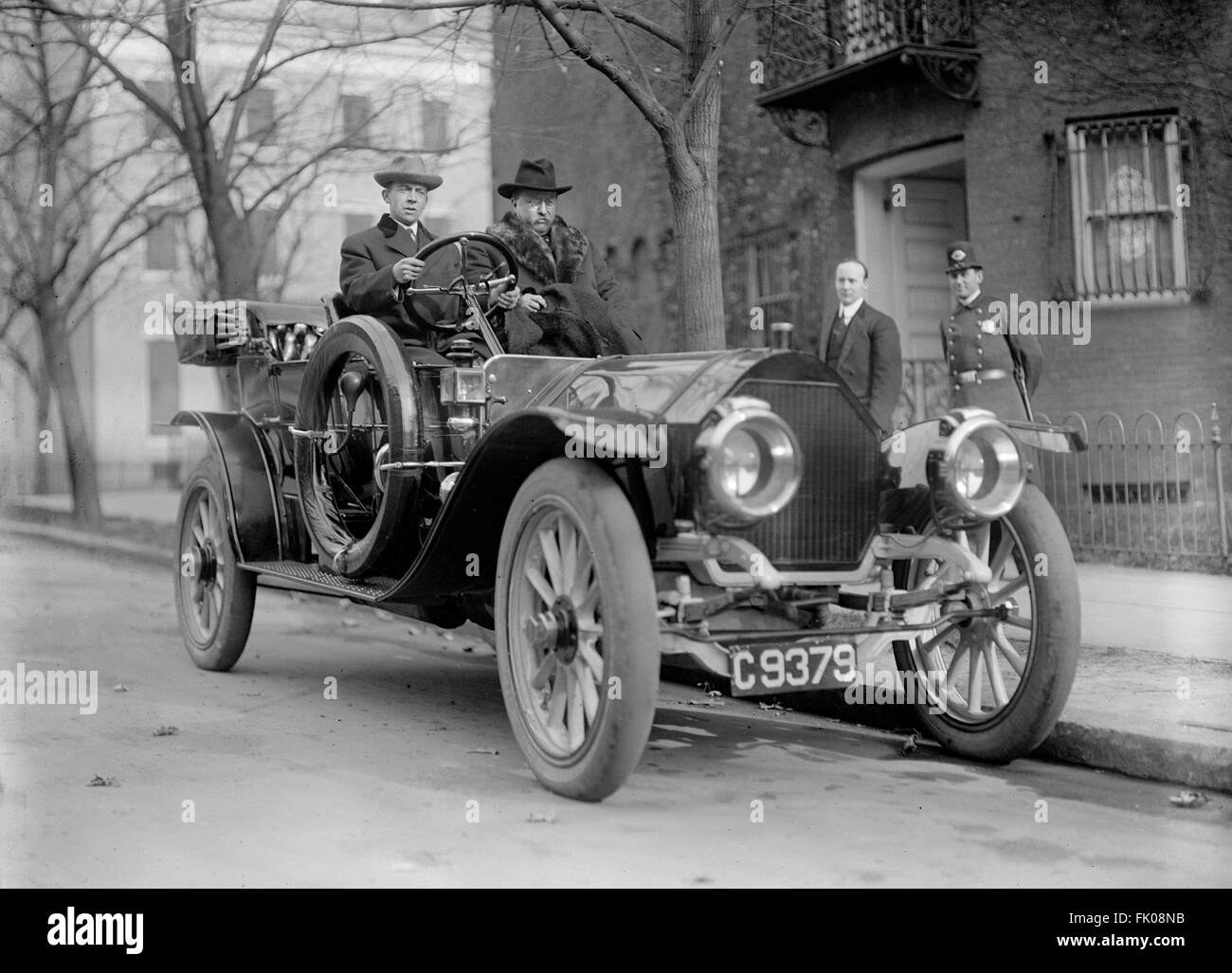 Ancien États-Unis Président Theodore Roosevelt (1858-1919), en tant que passager dans l'automobile convertible, Harris & Ewing, 1915 Banque D'Images