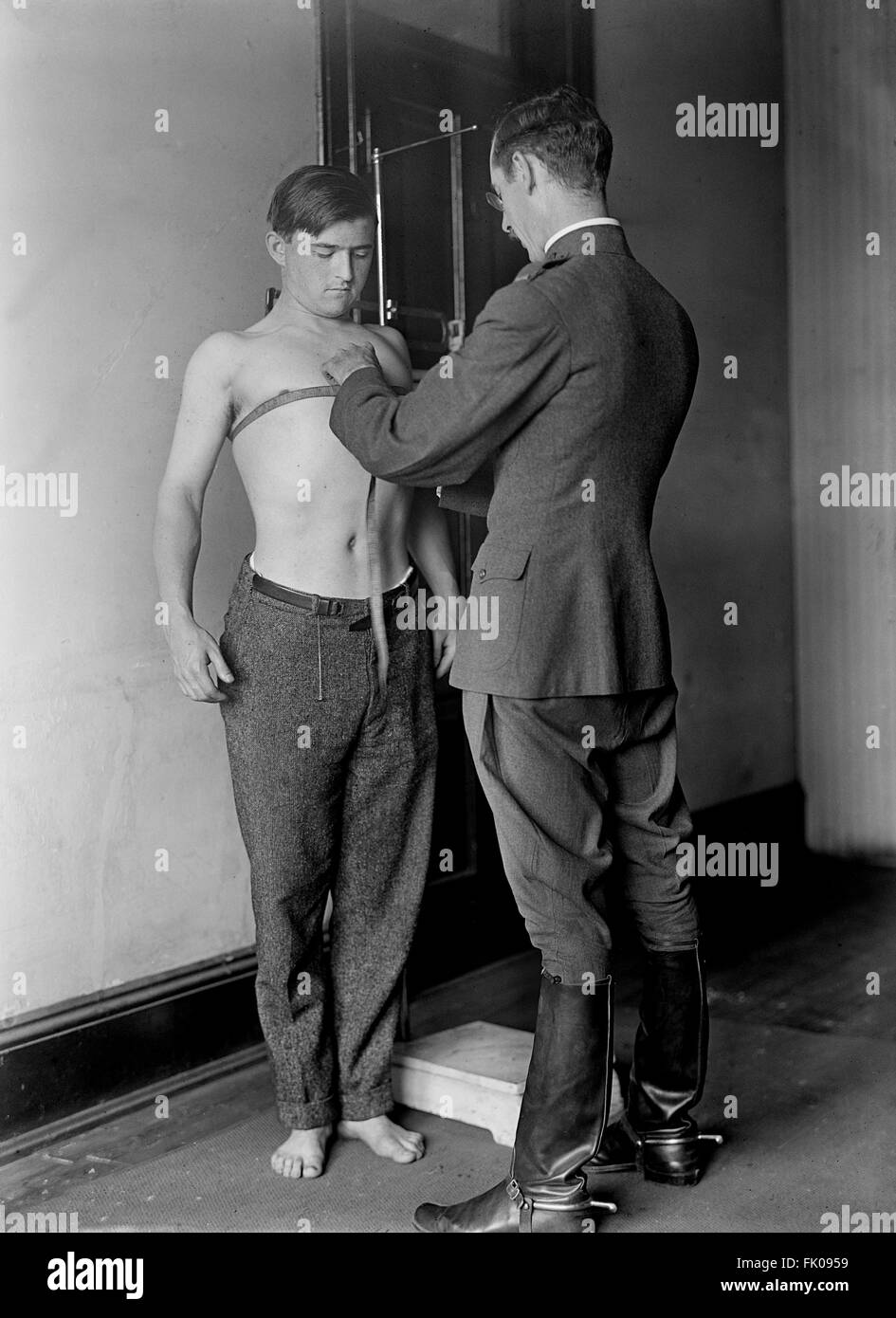 Recruter en cours d'examen par un médecin, l'examen physique de l'armée américaine, 1917 Banque D'Images