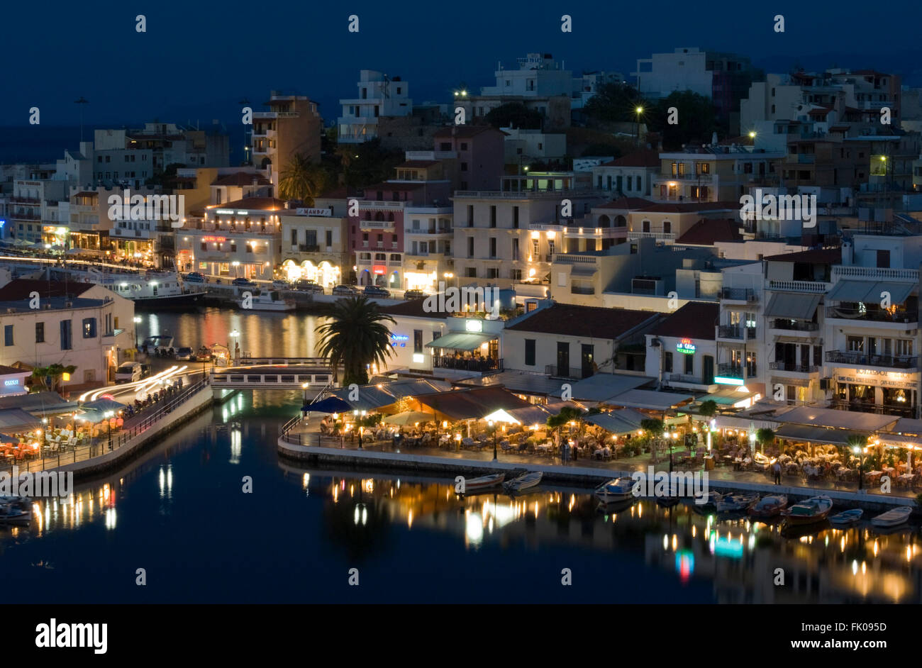 Spanien, Kreta, Agios Nikolaos, Blick über den Voulismeni-See auf die Stadt Banque D'Images