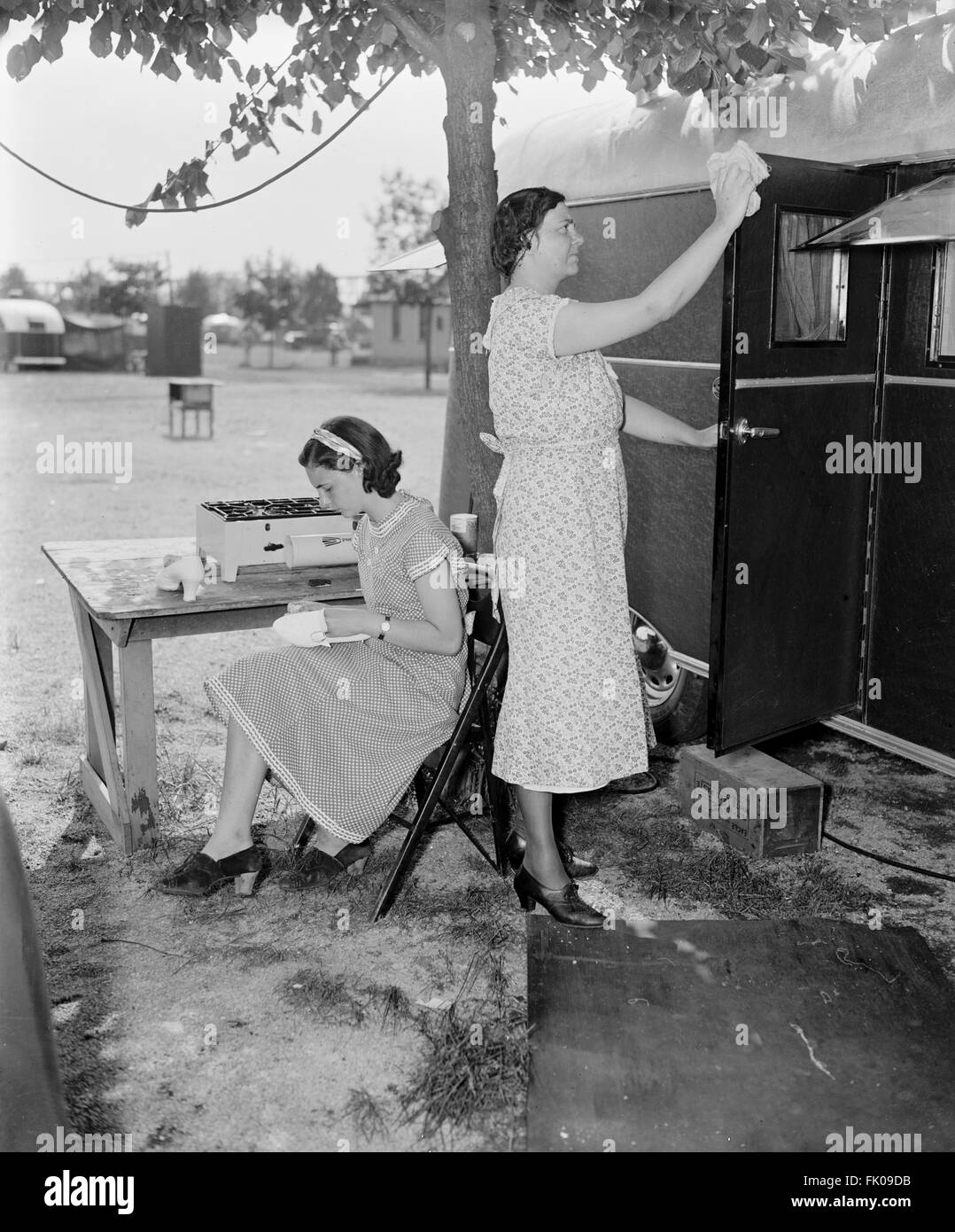 Mère et fille les petits travaux au Camp de remorque, le 4 juin 1937.jpg Banque D'Images