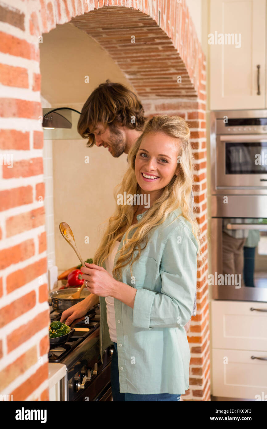 Cute couple cooking together Banque D'Images