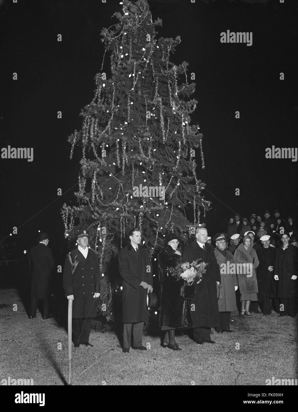 Le président américain Herbert Hoover de l'arbre de Noël en plein air d'éclairage, Washington DC, USA, 24 décembre 1930.jpg Banque D'Images
