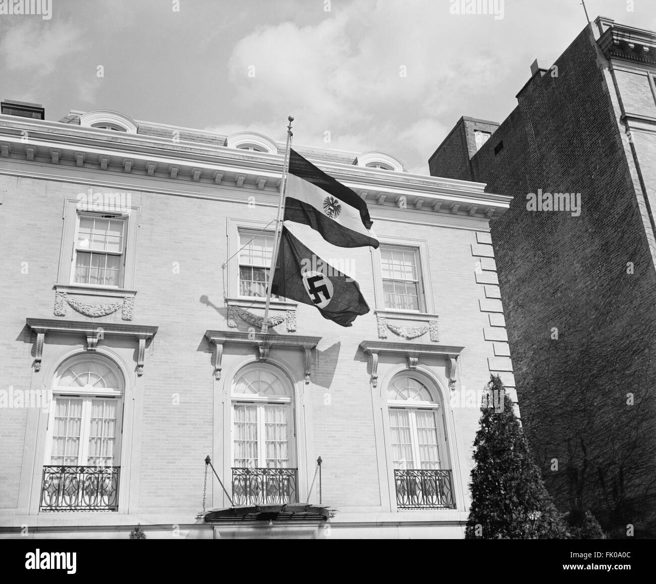 Drapeau nazi exposé à la légation autrichienne après l'annexion de l'Autriche par l'Allemagne, Washington DC, Etats-Unis, Harris & Ewing, 12 mars, 1938 Banque D'Images