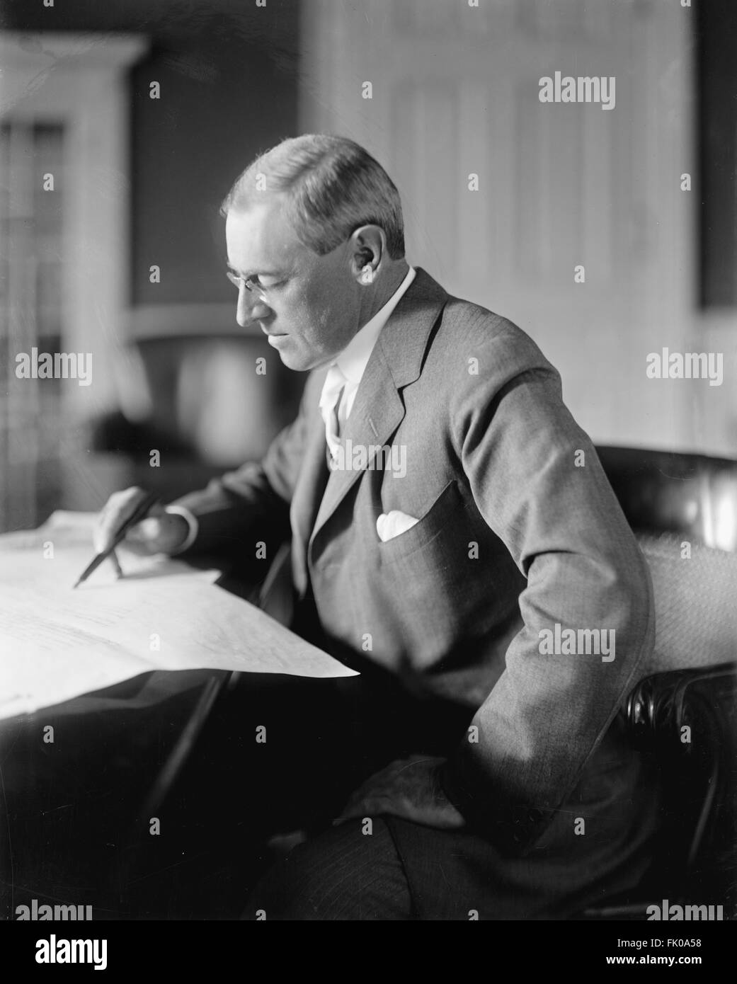 Le président américain Woodrow Wilson l'examen de documents, circa 1910.jpg Banque D'Images