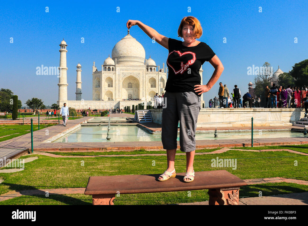 Woman au Taj Mahal, UNESCO World Heritage Site, Agra, Uttar Pradesh, Inde, Asie Banque D'Images