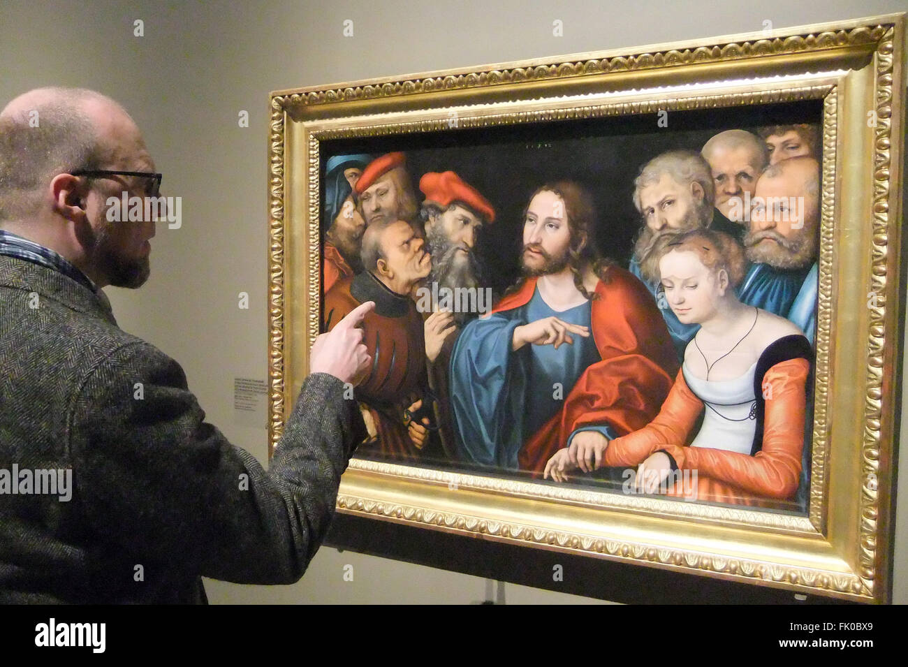 Moscou, Russie. 3e Mar, 2016. Un homme pointant à la peinture 'Christus und die Ehebrecherin" (lit. "Le Christ et la femme adultère") par Lucas Cranach l'ancien lors d'un press tour à l'exposition 'La famille Cranach : entre Renaissance et maniérisme" au musée Pouchkine de Moscou, Russie, le 3 mars 2016. Photo : Wolfgang Jung/dpa/Alamy Live News Banque D'Images