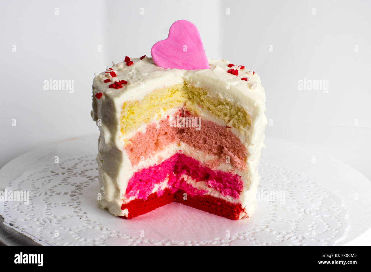Gâteau multicolore pour la Saint-Valentin sur fond blanc Banque D'Images
