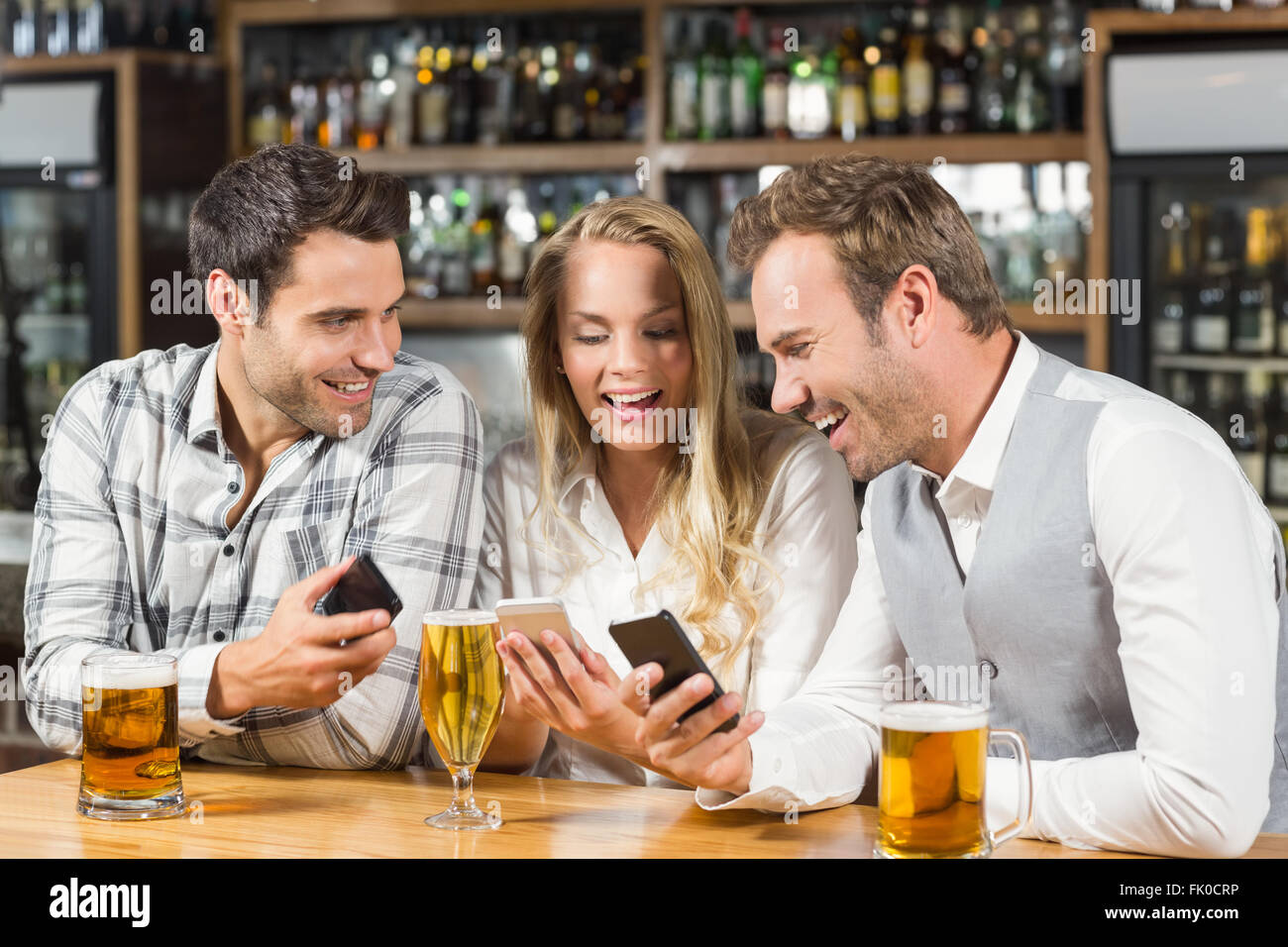 À la recherche d'amis à des téléphones intelligents Banque D'Images