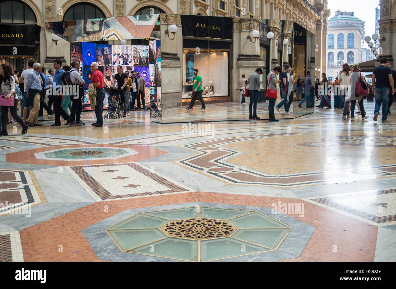 Galleria à Milan, Italie avec des touristes à l'intérieur Banque D'Images