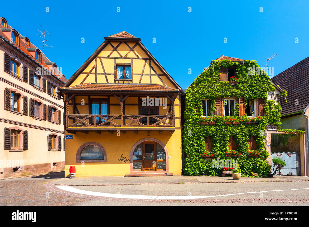 Vue du centre du village de Bergheim le long de la route des vins d'Alsace Haut-Rhin France Banque D'Images