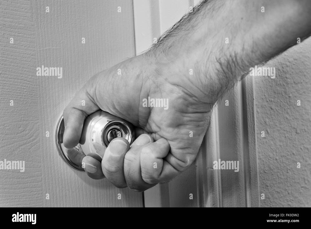 La main de l'homme On Doorknob Banque D'Images