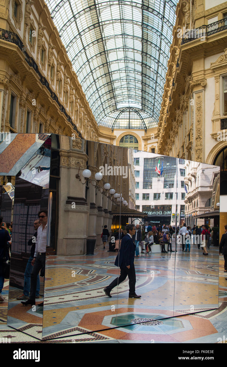 Galleria à Milan, Italie avec des touristes à l'intérieur Banque D'Images