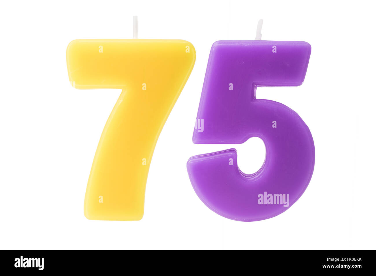 Bougies d'anniversaire colorée sous la forme du nombre 75 sur fond blanc Banque D'Images