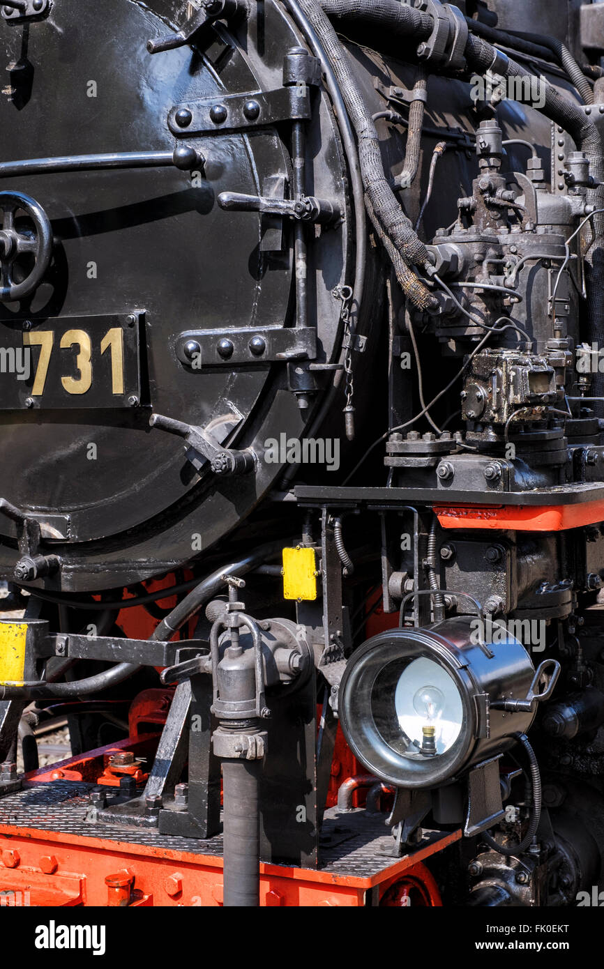 Train à vapeur d'époque quittant la gare Banque D'Images